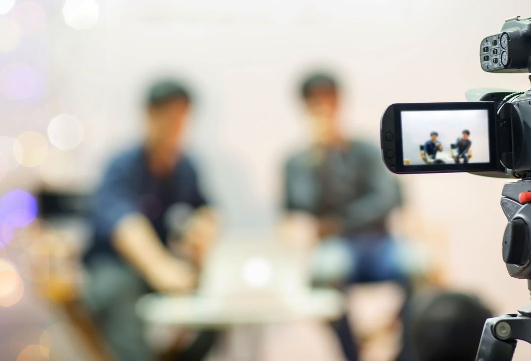 Interview d'un expert en relations presse devant une caméra