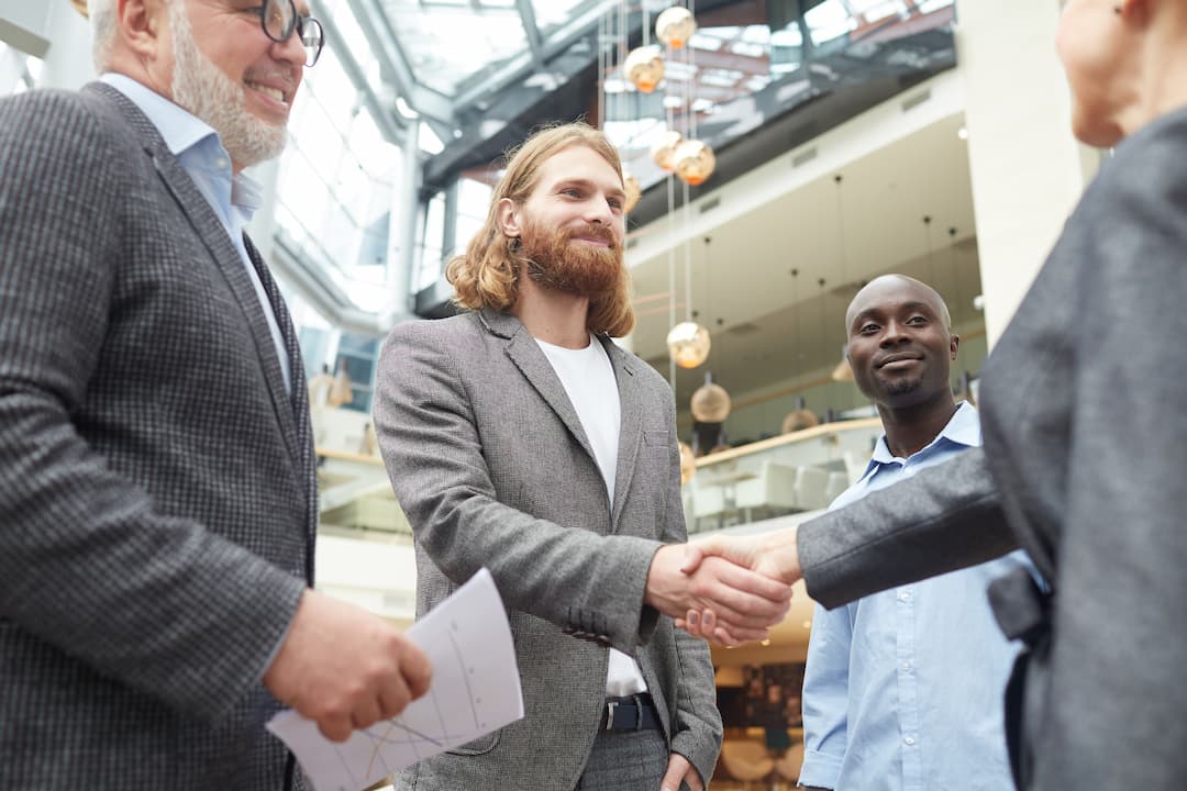 Professionnels du lobbying numérique en réunion, symbolisant le réseautage et les partenariats stratégiques dans un environnement d'affaires moderne